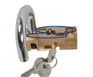 The 2 steel latches of the Viro cylindrical padlock are positioned on different axes