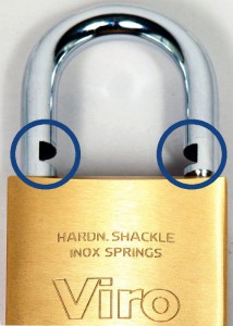 The milling on the shackle corresponds to the position of the latches; in a rectangular padlock they are located on the same axis, inside the shackle. In the picture a Viro padlock.