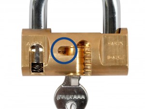 The security pin of the Viro cylindrical padlock, located on the opposite side to the standard pins, provides additional protection against opening by picking the lock.