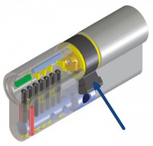 In the Viro Palladium high security cylinder, the cam (indicated by the arrow) is of the DIN anti-withdrawal type and the pull-resistant reinforcement consists of a sturdy AISI 304 stainless steel bar (highlighted in blue in the lower part of the photo) with a diameter of 6 mm, which passes through most of the cylinder body.