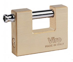 The body of traditional locks made of brass does not offer the maximum resistance to attack. In the picture a Viro lock for shutters. 
