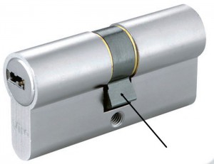 The arrow indicates a square shaped DIN cam which, with the key extracted, protrudes from the body of the cylinder (generally with an angle of 30°) offering resistance to any attempt to force the cylinder out of its seat in the Viro cylinder.