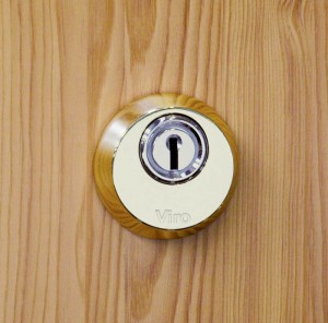 A security escutcheon by Viro protects the cylinder against attempts to drill it, both on the body (thanks to its structure) and on the plug (with a rotating drill resistant plate).