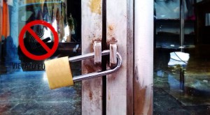 The photo shows a classic example of a padlock with a long shackle used inappropriately. In this case it would be particularly easy for a potential thief to attack the shackle with a cutter or, even more simply, with a simple crowbar.