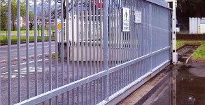 Sliding gates are generally long enough to suffer from seasonal thermal expansions, therefore making the use of traditional shackle locks problematic.