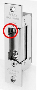 The red circle highlights the lever which must be moved to activate and deactivate the dogging device in Viro electric strikers.