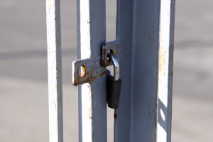 Sliding gates are often closed by a padlock, but in this way one loses the convenience of automatic opening/closing (photo by tOrange.biz ).