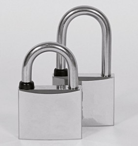 The general marine padlocks have a stainless steel shackle and a chromed-plated body, in order to better withstand moisture.