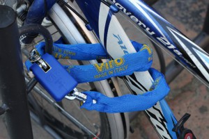 A padlock and chain allows the bike to be fixed, for example, to a rack 