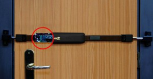 Viro electronic locking bar applied to a wooden door.